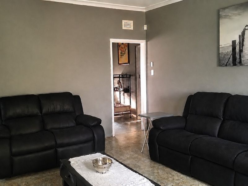Spacious Family Home with Two Additional Flats in Mandini - Photo 10