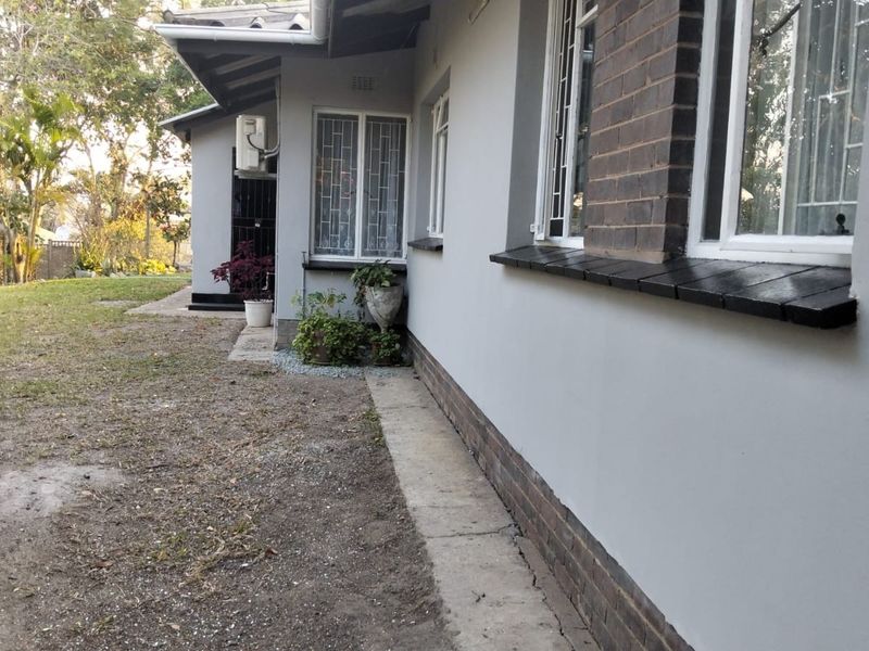Spacious Family Home with Two Additional Flats in Mandini - Photo 5