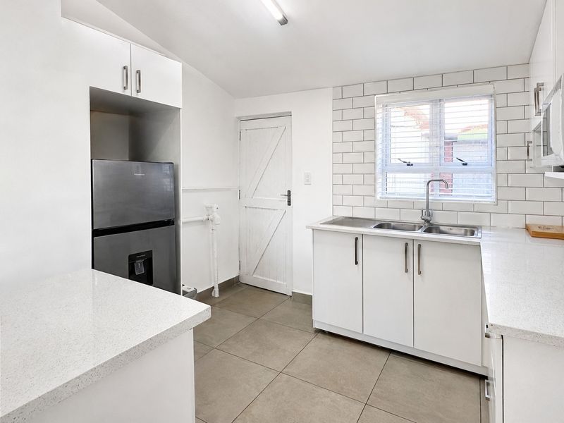 NEAT, MODERNISED 2-BEDROOM HOME IN HEIDEVELD: TO LET - Photo 2