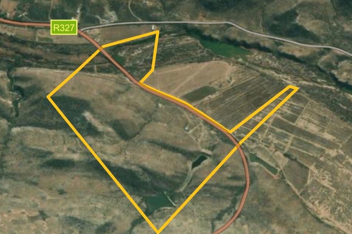 Aerial view of the farm property boundaries outlined in yellow, showing the surrounding landscape and access via the R327 road.