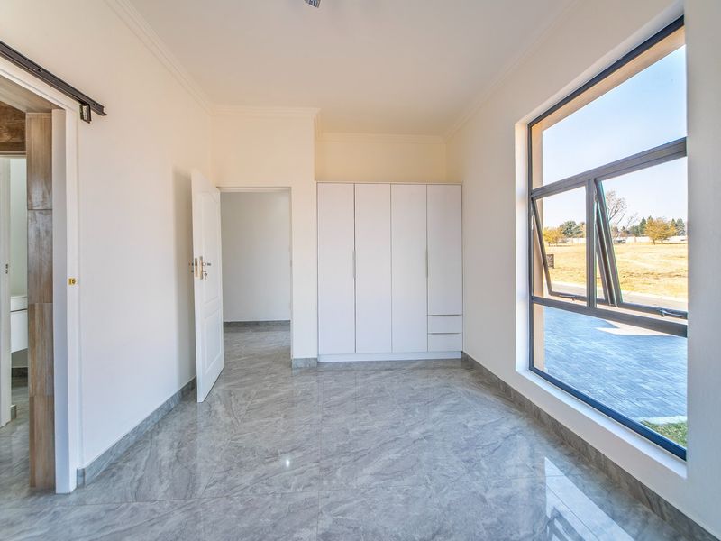 Brand New Build - In a cul de sac, next door to the park - Photo 4