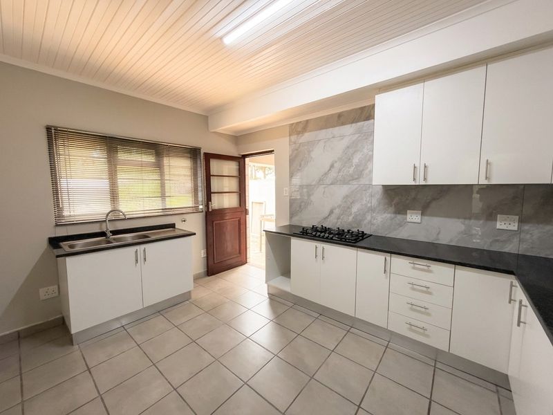 Three Bedroom Townhouse for Rent in Panorama - Photo 2