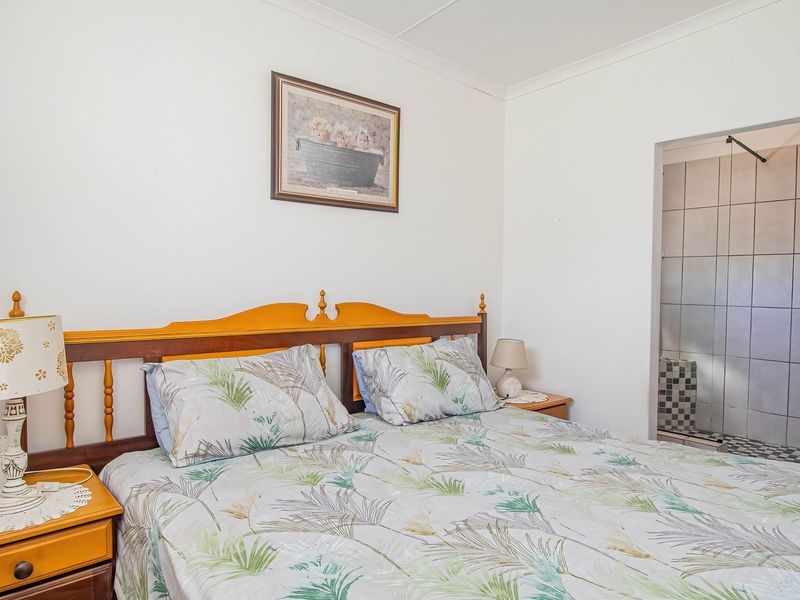 A bedroom featuring neutral walls and coving, with direct access to an adjoining en-suite bathroom.