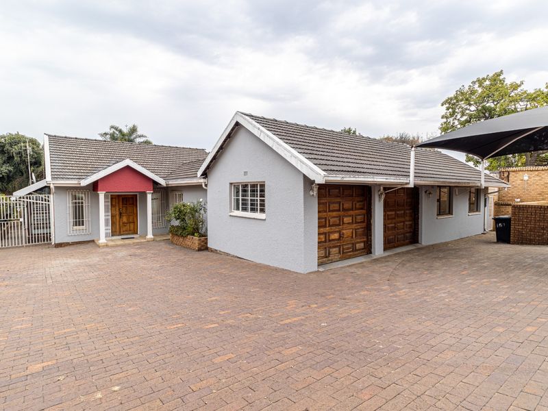 Immaculate 4 Bedroom Family Home on a Private 2,026m2 Stand - Photo 2
