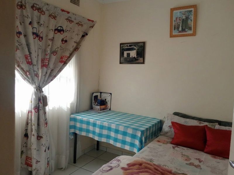 Charming 3 Bedroom Family Home with Cottage and Jacuzzi in Roseacres - Photo 10
