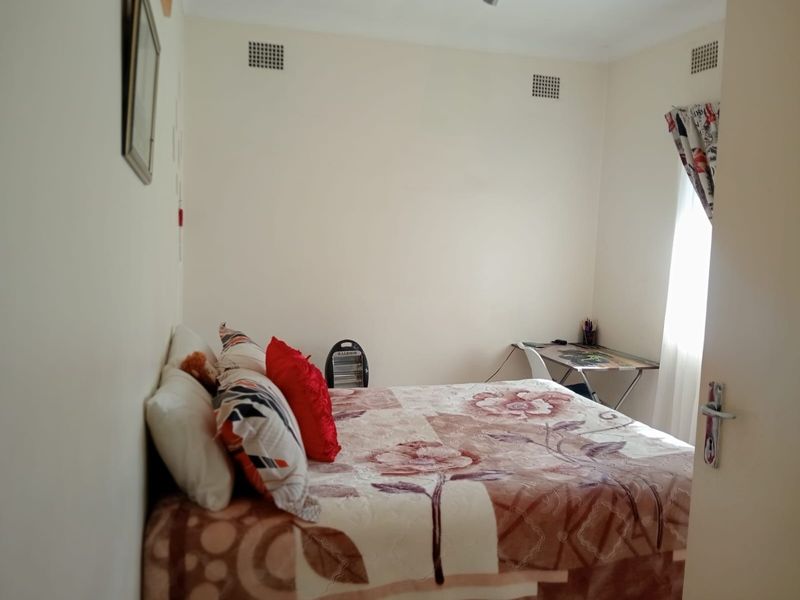 Charming 3 Bedroom Family Home with Cottage and Jacuzzi in Roseacres - Photo 9