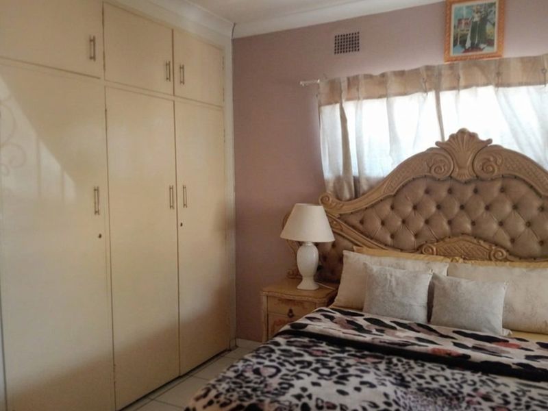 Charming 3 Bedroom Family Home with Cottage and Jacuzzi in Roseacres - Photo 7