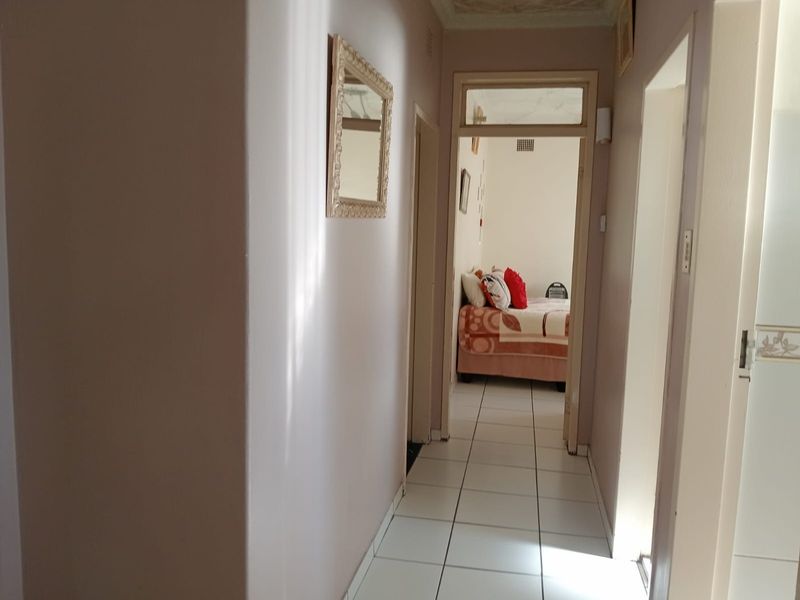 Charming 3 Bedroom Family Home with Cottage and Jacuzzi in Roseacres - Photo 6