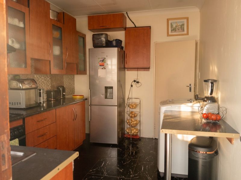 Charming 3 Bedroom Family Home with Cottage and Jacuzzi in Roseacres - Photo 2