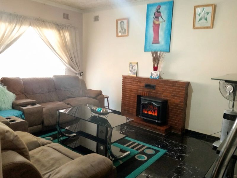 Charming 3 Bedroom Family Home with Cottage and Jacuzzi in Roseacres - Photo 4