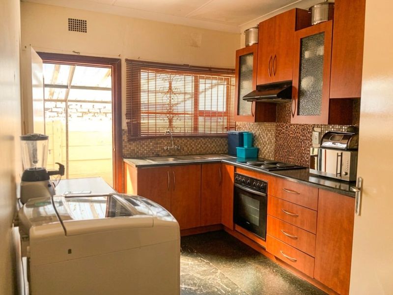 Charming 3 Bedroom Family Home with Cottage and Jacuzzi in Roseacres - Photo 3