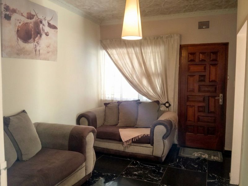 Charming 3 Bedroom Family Home with Cottage and Jacuzzi in Roseacres - Photo 5