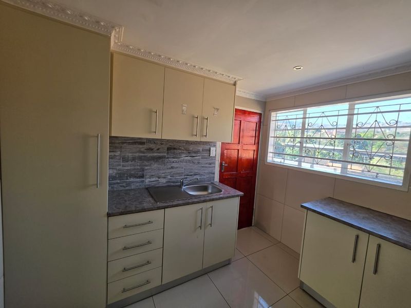 RENOVATED and MOVE-IN READY! Stylish 2-bed starter home with modern kitchen, great location! - Photo 4