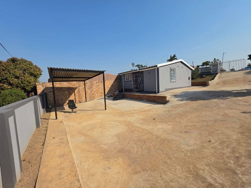 RENOVATED and MOVE-IN READY! Stylish 2-bed starter home with modern kitchen, great location! - Photo 10
