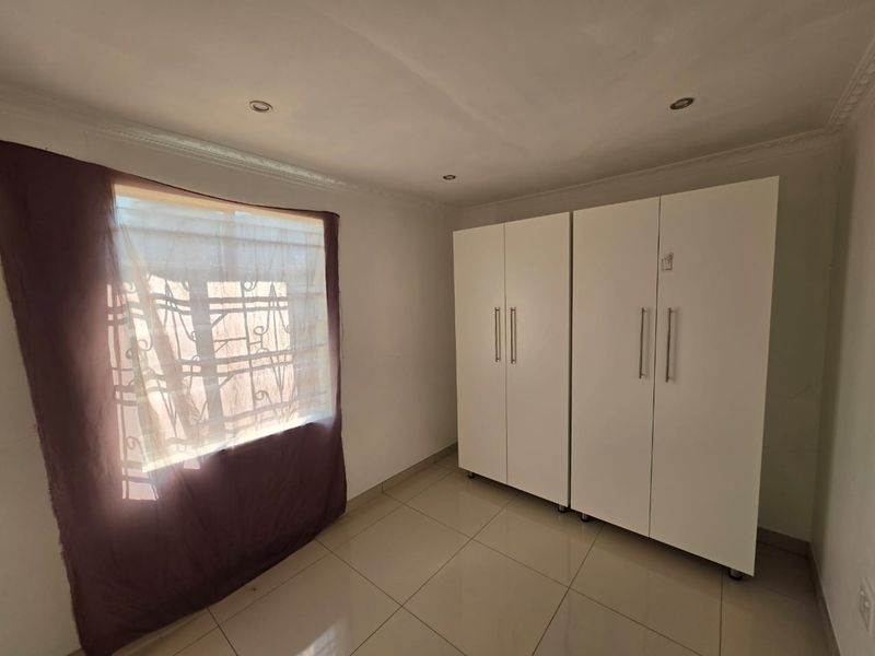 RENOVATED and MOVE-IN READY! Stylish 2-bed starter home with modern kitchen, great location! - Photo 6