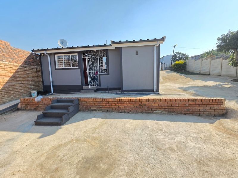 RENOVATED and MOVE-IN READY! Stylish 2-bed starter home with modern kitchen, great location! - Photo 2