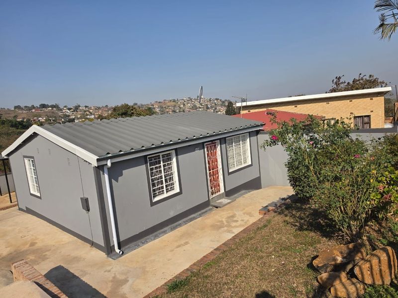 RENOVATED and MOVE-IN READY! Stylish 2-bed starter home with modern kitchen, great location! - Photo 3