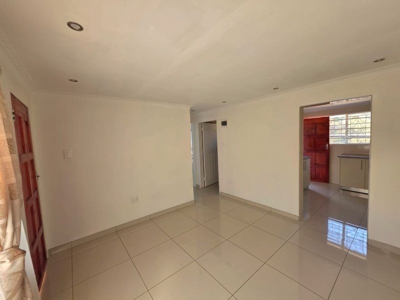 RENOVATED and MOVE-IN READY! Stylish 2-bed starter home with modern kitchen, great location! - Photo 5