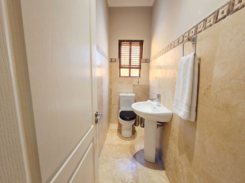 FOR SALE | 5 Bedroom Family Home in Deo Gracia Estate, Kuils River - Photo 9