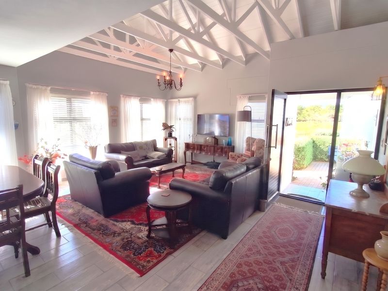 Elegant Single-Storey on the Golf Course - Ideal for Retirement - Photo 3