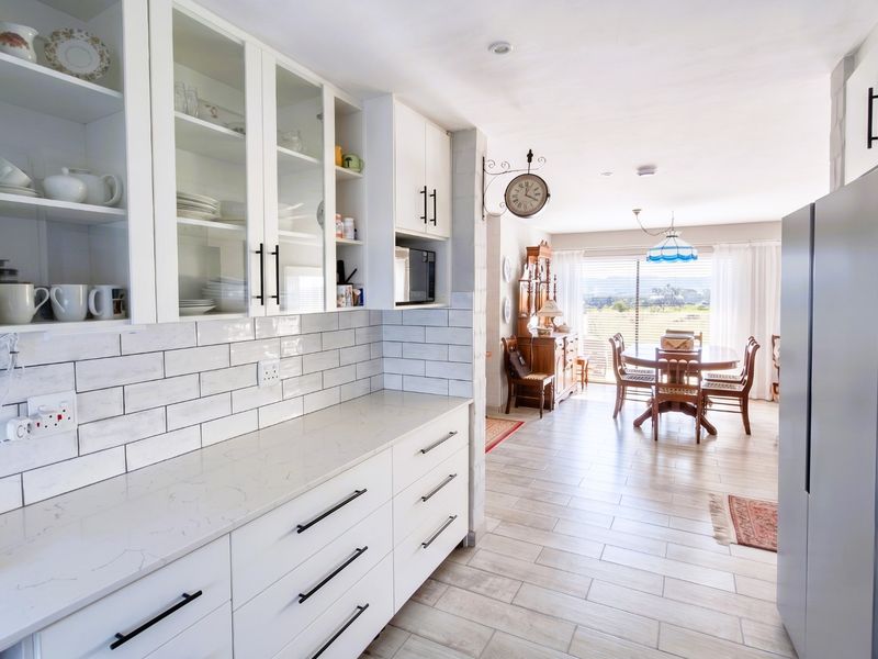 Elegant Single-Storey on the Golf Course - Ideal for Retirement - Photo 6
