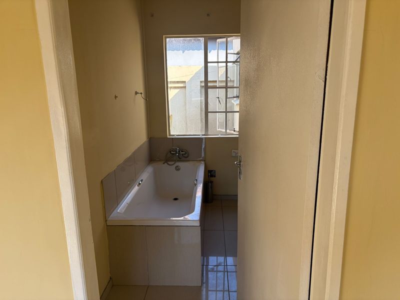 Lovely House For Sale in Rosslyn, Akasia - Photo 5