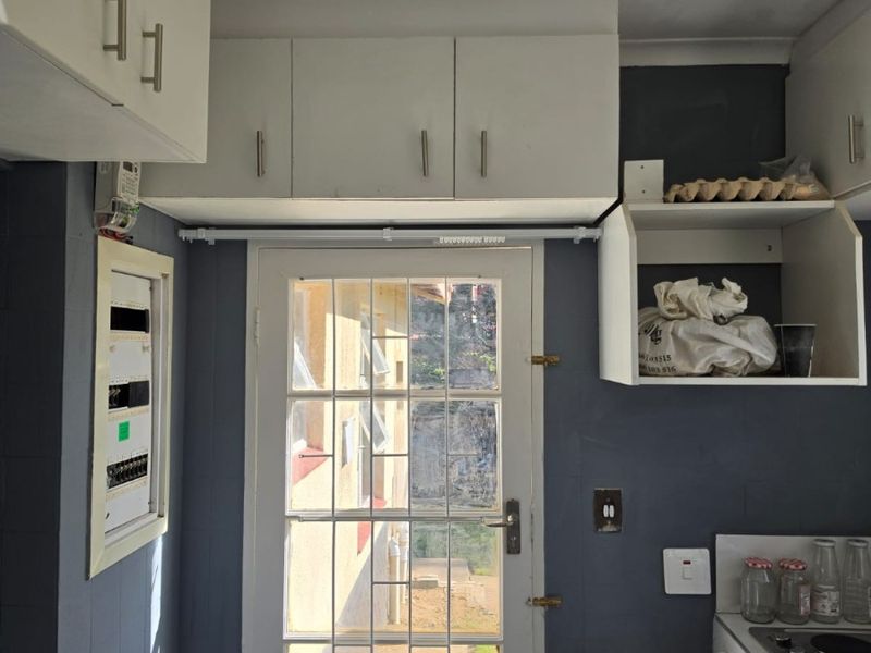 Charming 2-Bedroom Cottage in Bramley Manor - Photo 4