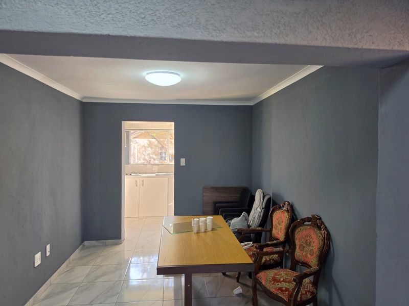 Charming 2-Bedroom Cottage in Bramley Manor - Photo 5