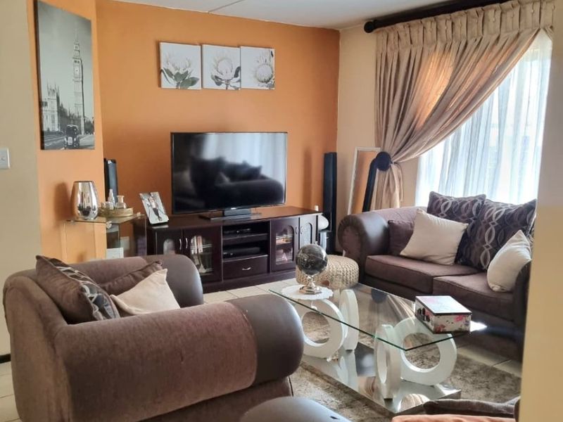 Apartment For Sale in Bardene, Boksburg Saxenburg Complex -Urgent Sale R680000 - Photo 6