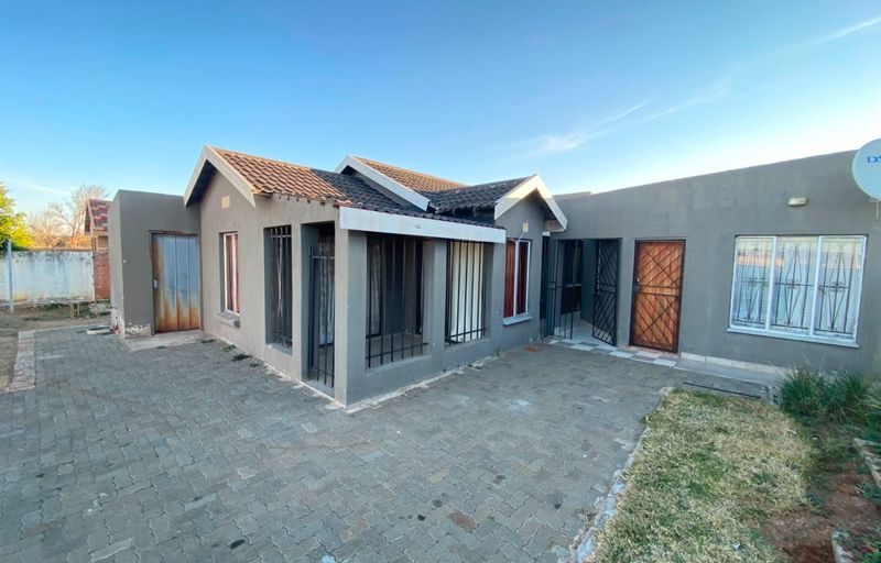 House For Sale in Lourierpark, Bloemfontein