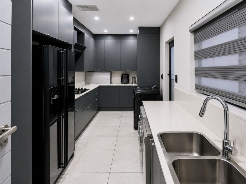 Contemporary 4 Bedroom Luxury Home with Pool, Solar and Panoramic Views | Eye of Africa - Photo 10