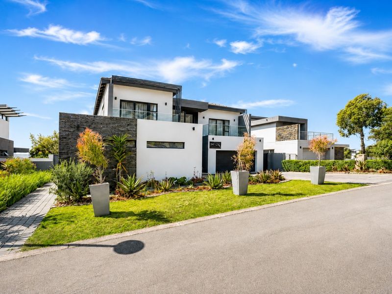Contemporary 4 Bedroom Luxury Home with Pool, Solar and Panoramic Views | Eye of Africa - Photo 3