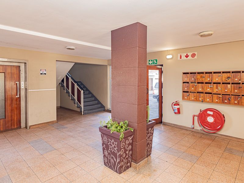 Sunny 2-Bedroom Apartment with Mountain Views in Bellville - Photo 4