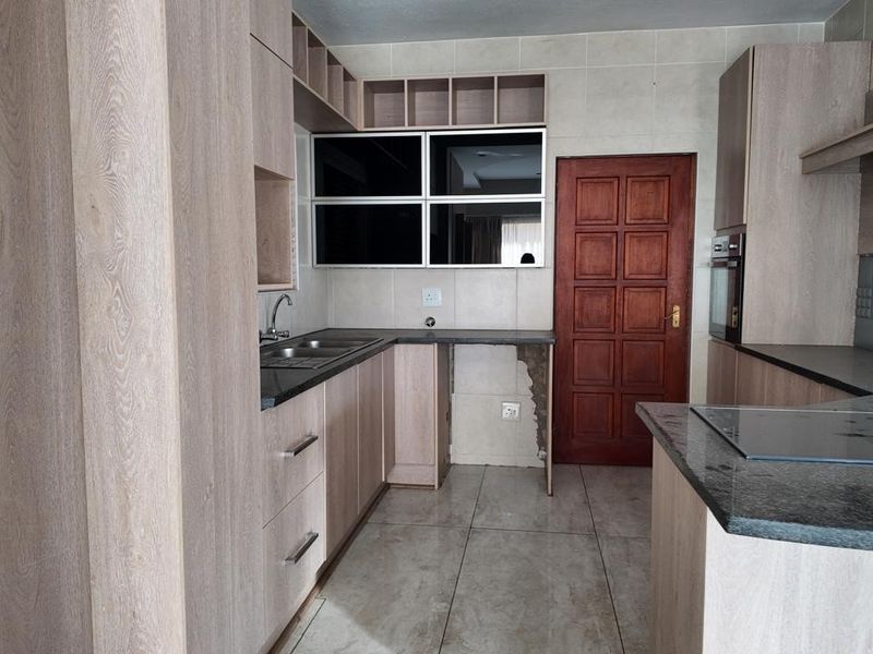 House For Sale in Emfuleni Golf Estate, Vanderbijlpark - Photo 2