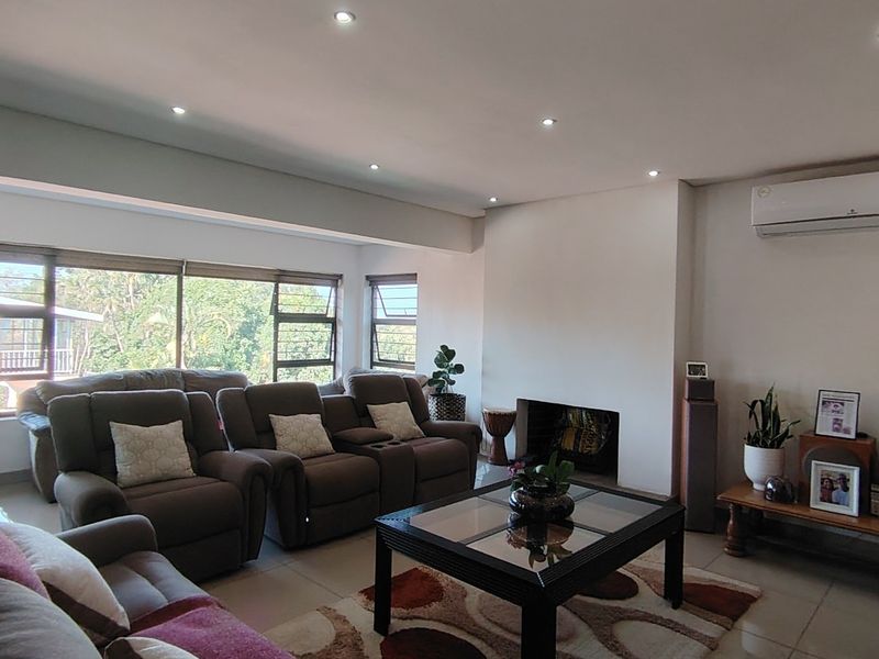 Captivating Open-plan home in a cul-de-sac awaits you - Photo 3