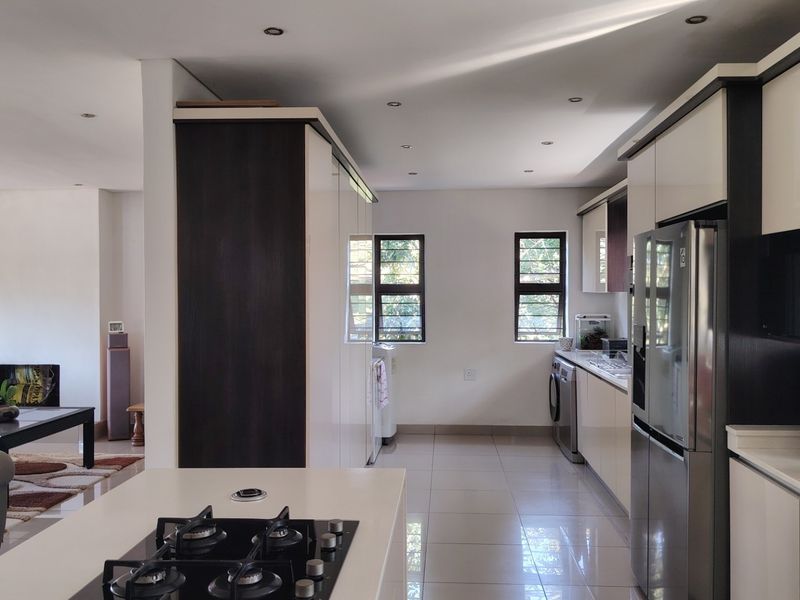 Captivating Open-plan home in a cul-de-sac awaits you - Photo 6