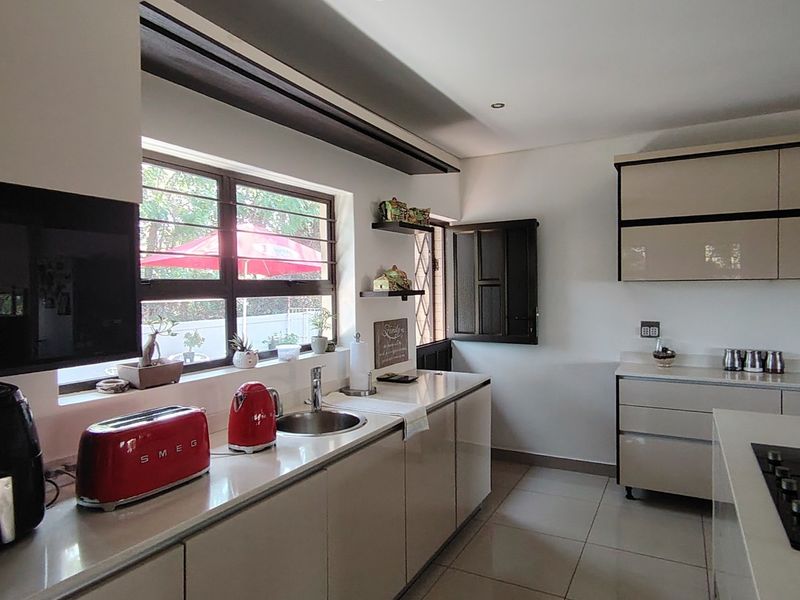 Captivating Open-plan home in a cul-de-sac awaits you - Photo 10