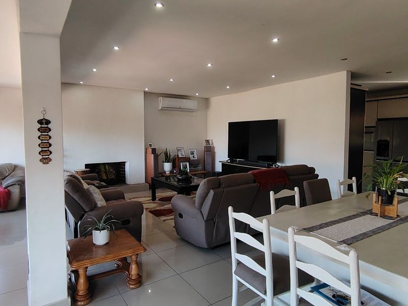 Captivating Open-plan home in a cul-de-sac awaits you - Photo 2