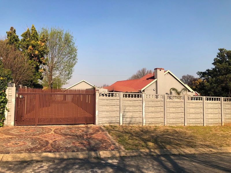 Charming  House For Sale in Nigel Central, Nigel - Photo 2
