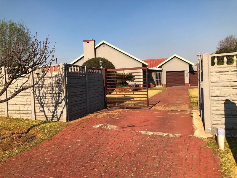 Charming  House For Sale in Nigel Central, Nigel - Photo 4