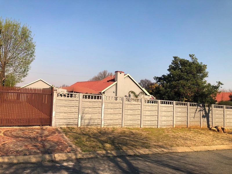 Charming  House For Sale in Nigel Central, Nigel - Photo 5