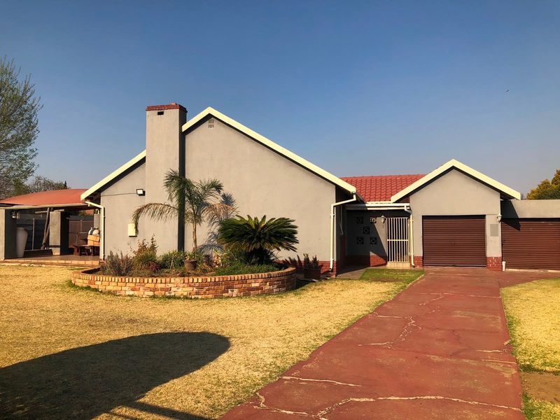 Charming  House For Sale in Nigel Central, Nigel - Photo 9