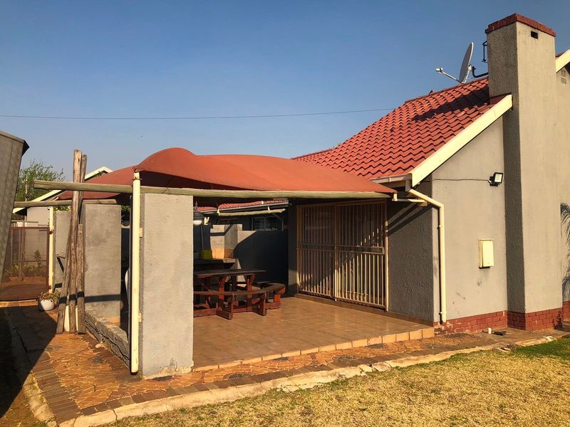 Charming  House For Sale in Nigel Central, Nigel - Photo 8
