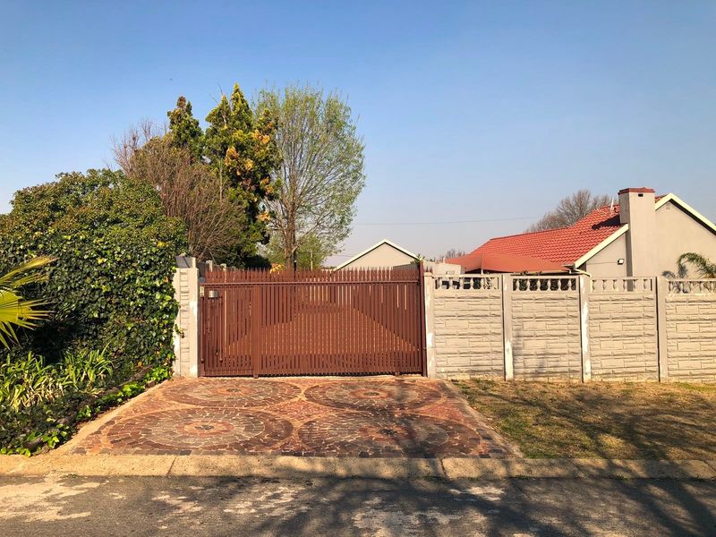 Charming  House For Sale in Nigel Central, Nigel - Photo 6