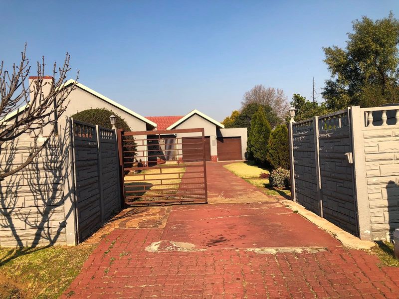 Charming  House For Sale in Nigel Central, Nigel - Photo 3