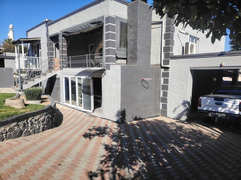 Modern 5 Bedroom House - Entertainer's Dream in Charleston Hill - Photo 3