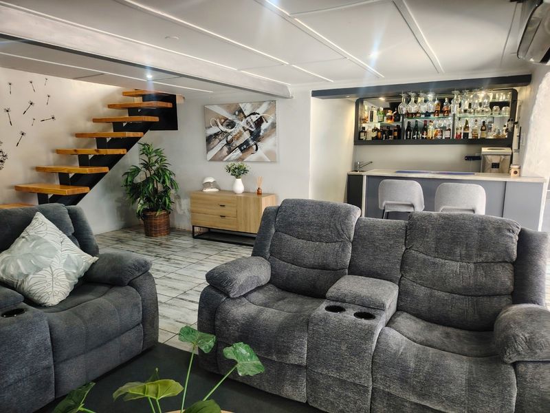 Modern 5 Bedroom House - Entertainer's Dream in Charleston Hill - Photo 10