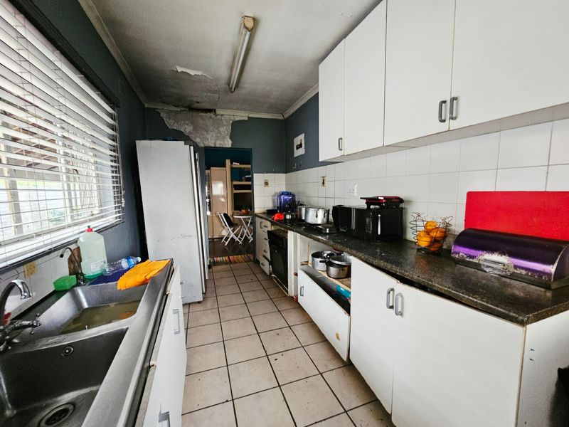 Fixer-Upper with Flatlet on 1,250m2 Stand  in Springfield - Photo 2
