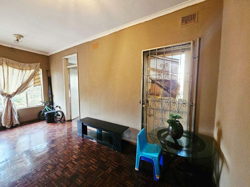Fixer-Upper with Flatlet on 1,250m2 Stand  in Springfield - Photo 5