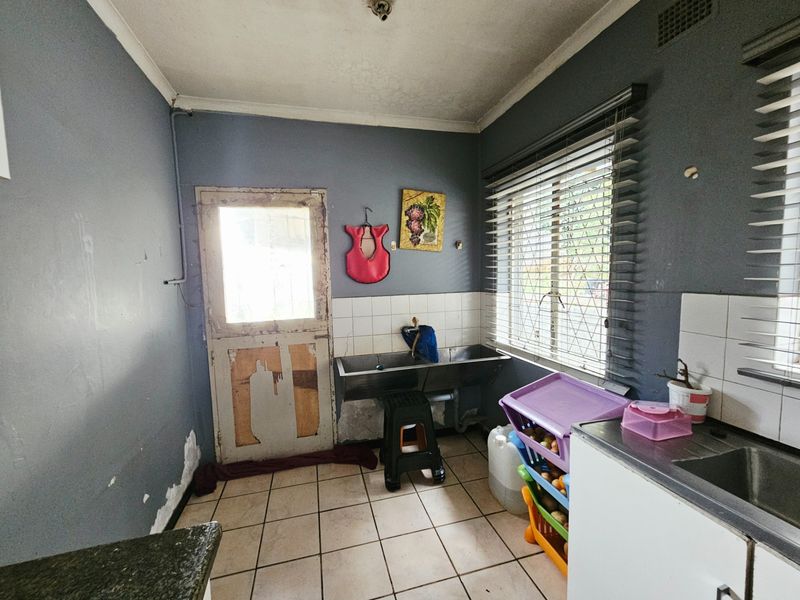 Fixer-Upper with Flatlet on 1,250m2 Stand  in Springfield - Photo 3